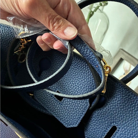 Elegant Navy Blue Handbag with Gold Accents wirkin style - Picture 6 of 7